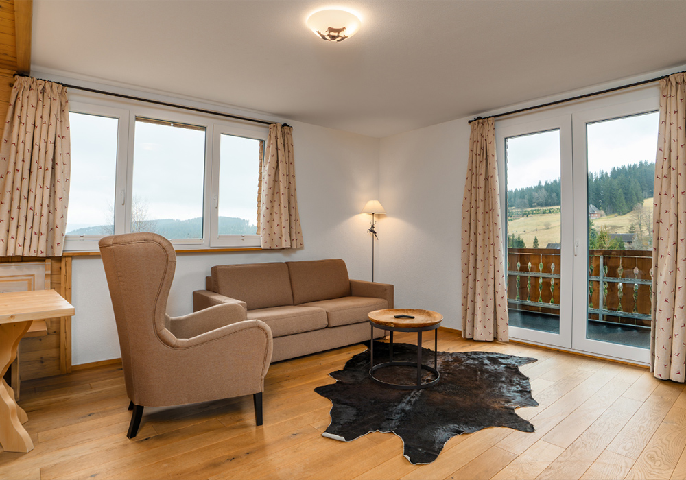 Hotel Schlehdorn Garten Suite Wellnesshotel mit Wohnbereich und Zugang zum Balkon