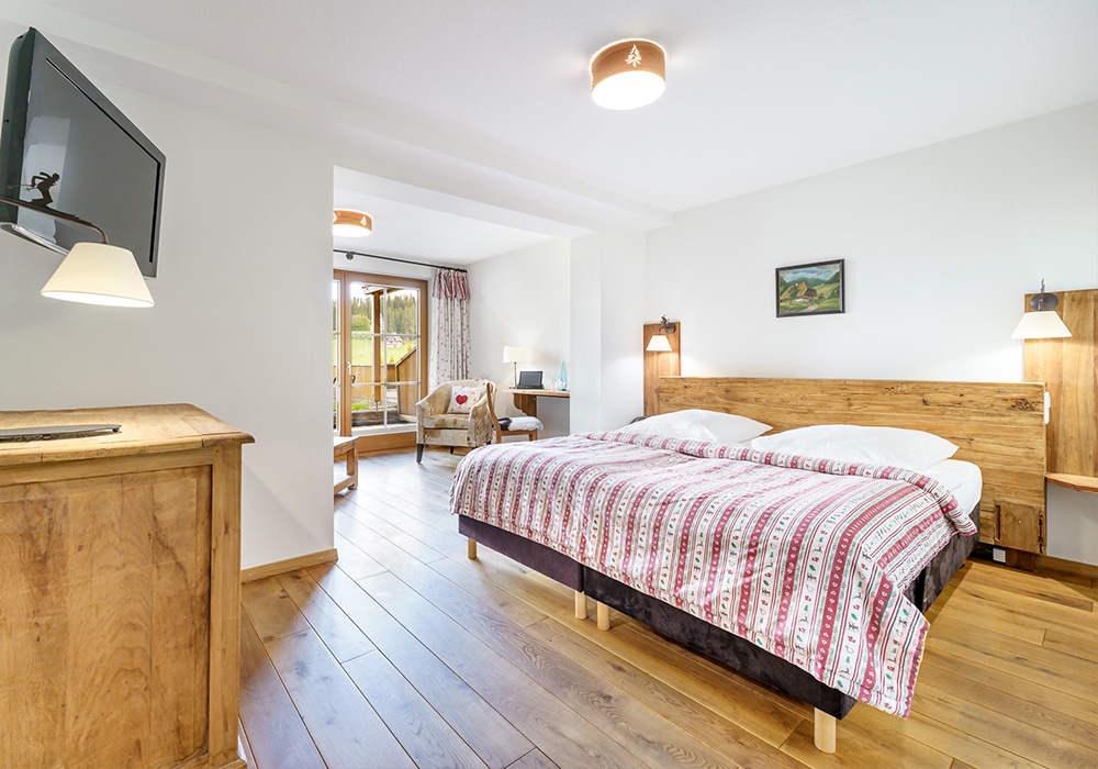 Doppelzimmer mit Balkon und einer kleinen Sitzecke