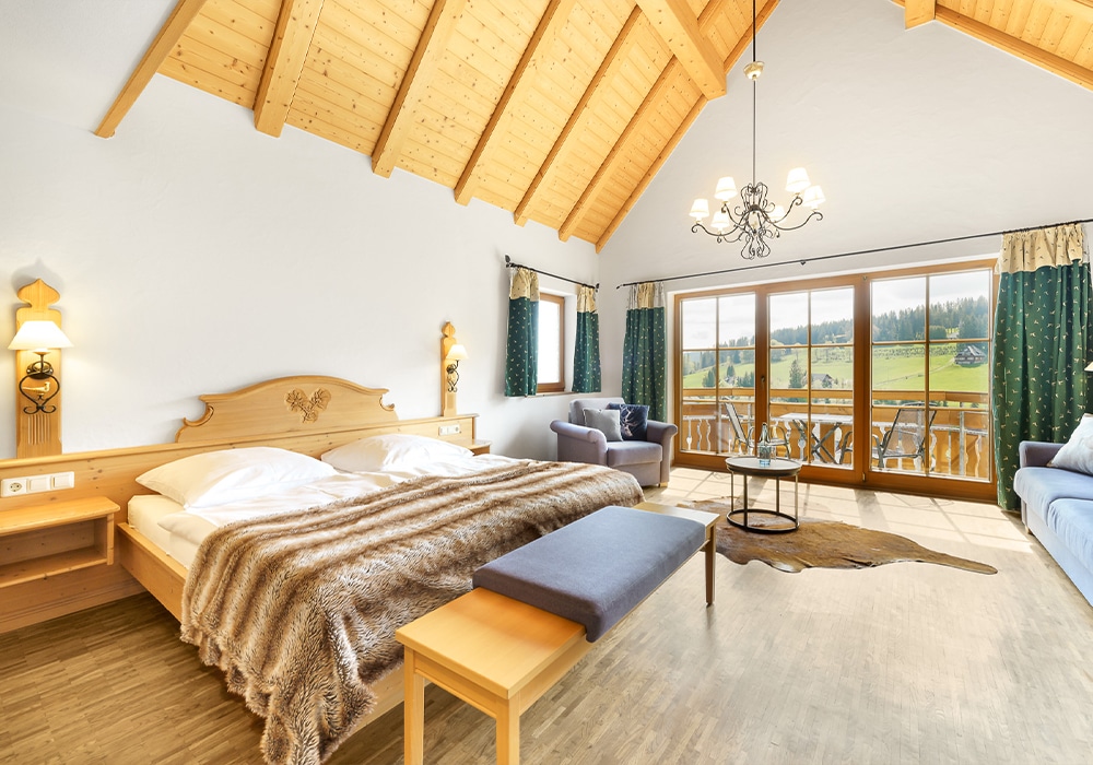 Doppelzimmer mit hoher holzverkleideter Decke & Balkon