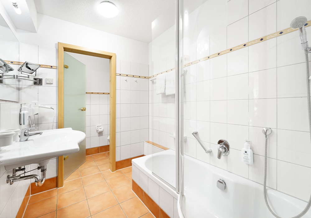 Badezimmer mit Dusche und Waschbecken