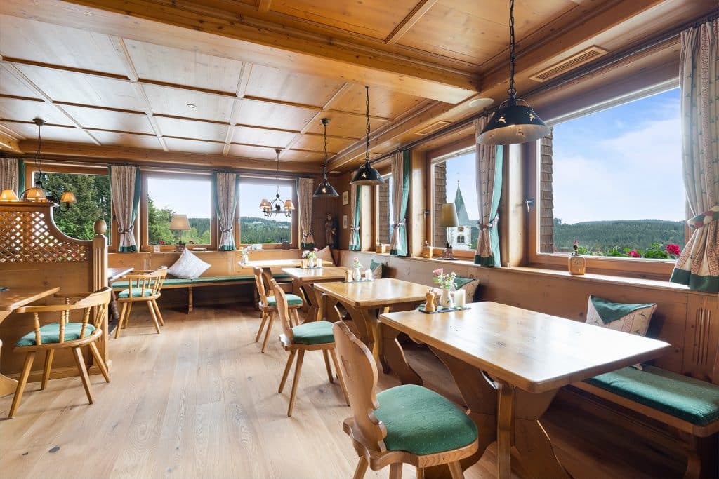 Restaurant Feldberg mit Stühlen und Tischen und einer Aussicht in den Schwarzwald